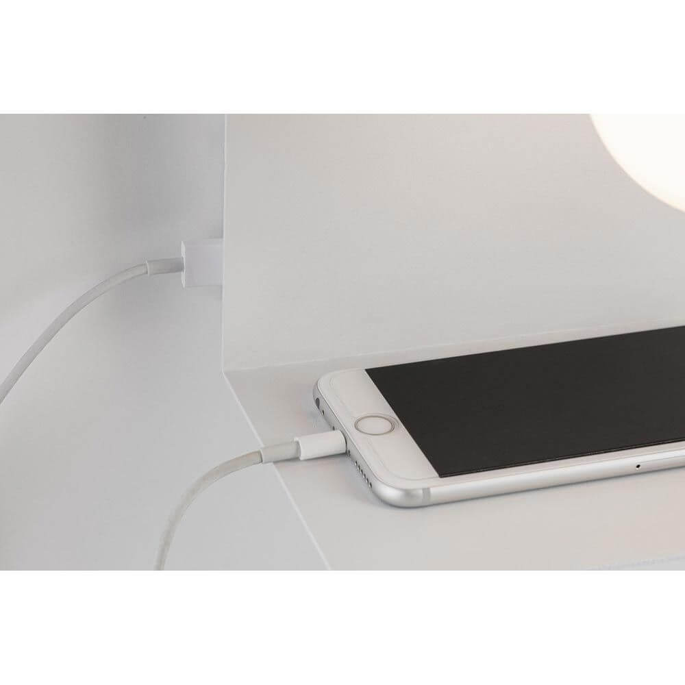 Wandleuchte mit Ablage Calvani Weiß - Smartphone wird über USB-Ausgang aufgeladen.