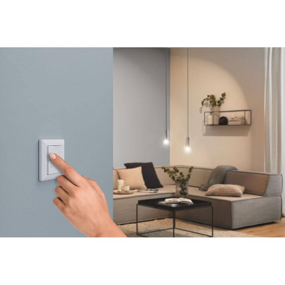 Smart Home Zigbee Wandschalter in modernem Raum mit dimmierenden Lichtern, einfache Bedienung per Hand.