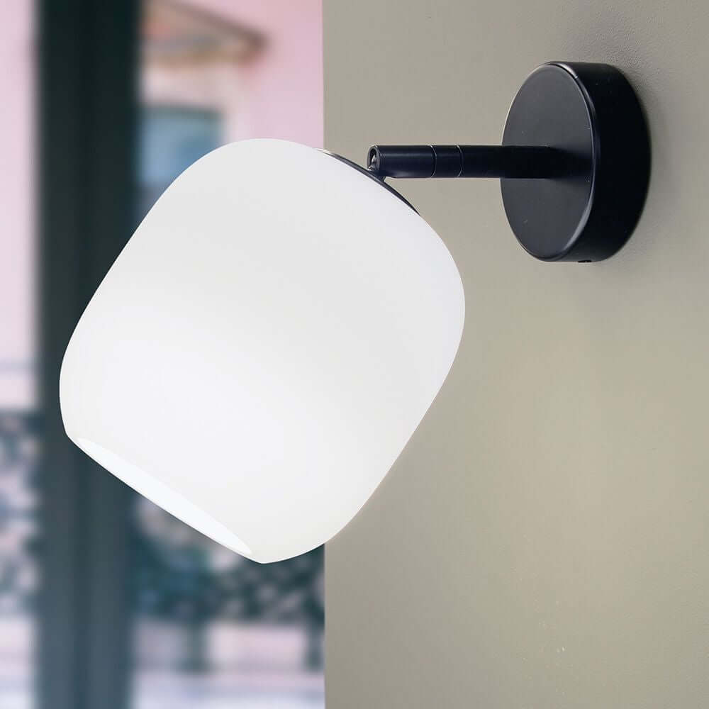 Casablanca Wandstrahler Murea Ø 13cm an Wand montiert mit modernem Design.