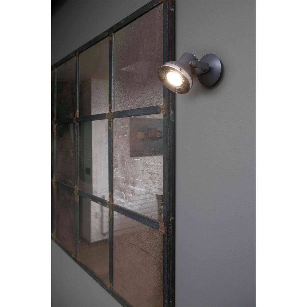 Wandstrahler RING-1 GU10 Grau an einer Wand mit Fensterrahmen, moderne Beleuchtungslösung für jeden Raum.