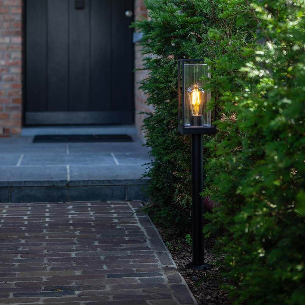 Wegeleuchte Flair aus Metall & Glas beleuchtet den Weg durch die Bepflanzung und schafft eine einladende Atmosphäre.