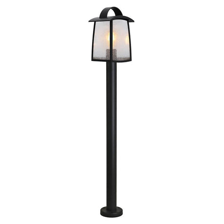 Wegeleuchte Kelsey IP44 103cm Schwarz auf einem Gartenweg, aus schwarzem Alu-Druckguss mit strukturiertem Glas.