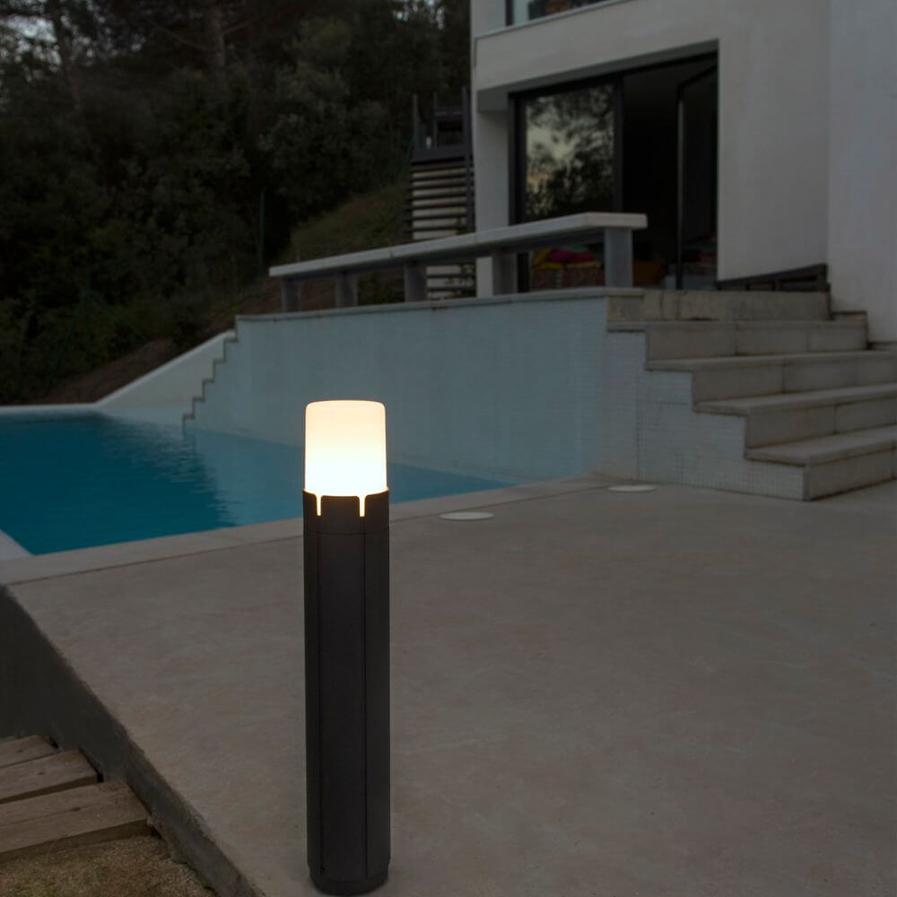 Wegeleuchte TRAM 63cm IP65 Dunkelgrau am Pool, ideal für Außenbereiche und moderne Gartenbeleuchtung.