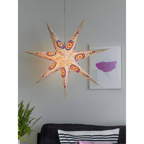 Weißer Papierstern perforiert mit farbigem Musterdruck 7 Zacken ohne Leuchtmittel im Wohnzimmer, stilvolle Weihnachtsdekoration.