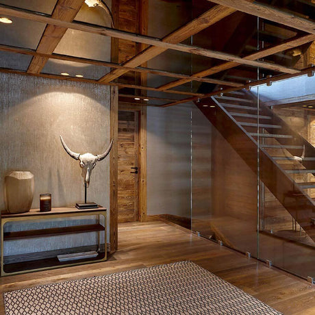 Moderner Flur mit Einbauleuchte Deep Adjust 1.0 und dekorativen Elementen aus Holz und Glas.