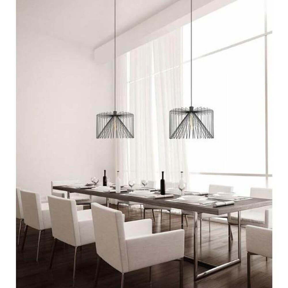 Pendellampe Wiro Rostfarben in einem modernen Esszimmer mit weißem Tisch und Stühlen.