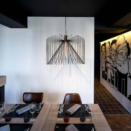 Taklampe Wiro Svart i en moderne restaurant med elegant design og stilfullt lys.