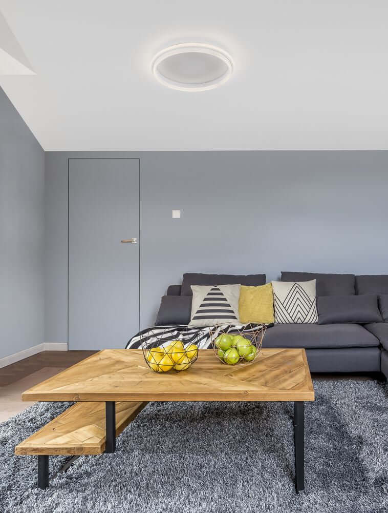 Edles Wohnzimmer mit Willow LED Deckenleuchte, Sofa und Holzkaffeetisch, stilvolles modernes Design.