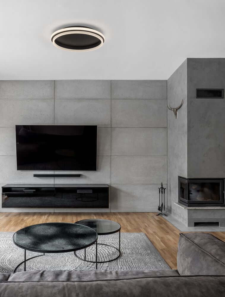Moderne Wohnräume mit Willow LED Deckenleuchte, schwarzem Design und elegantem Stil in einem zeitgenössischen Wohnzimmer.