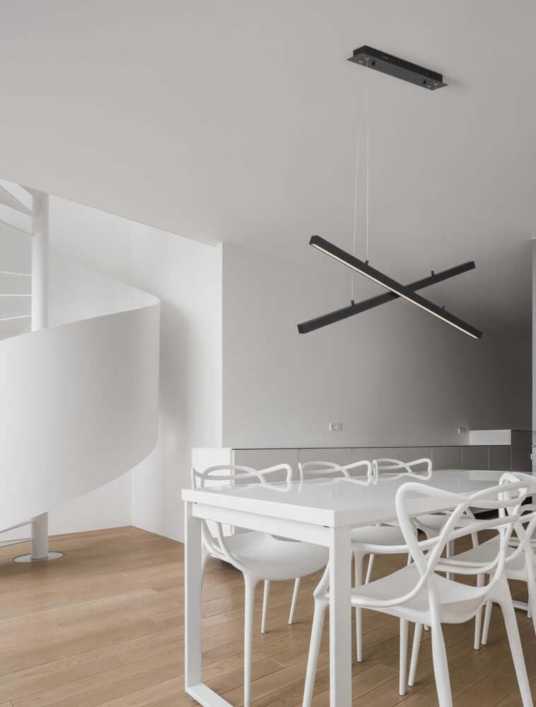 X-Line LED Pendelleuchte 2-flammig in modernem Esszimmer mit weißen Möbeln und elegantem Design.