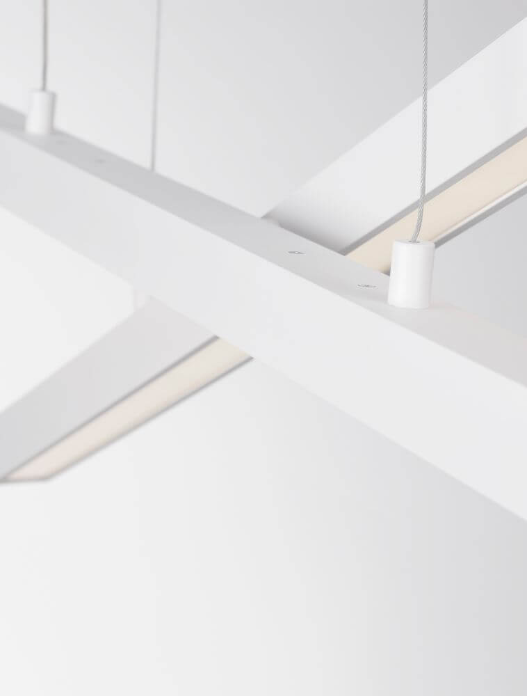 X-Line LED Pendelleuchte in weiß, zwei Flammen, perfekt für moderne Wohnräume.