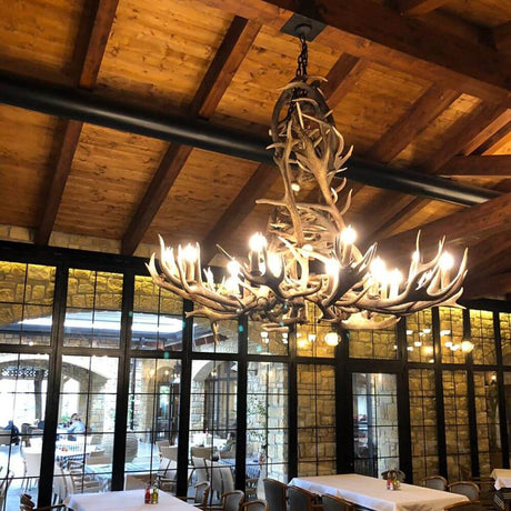 XXL Chalet Geweih Kronleuchter Ø 200cm im rustikalen Restaurant-Ambiente.
