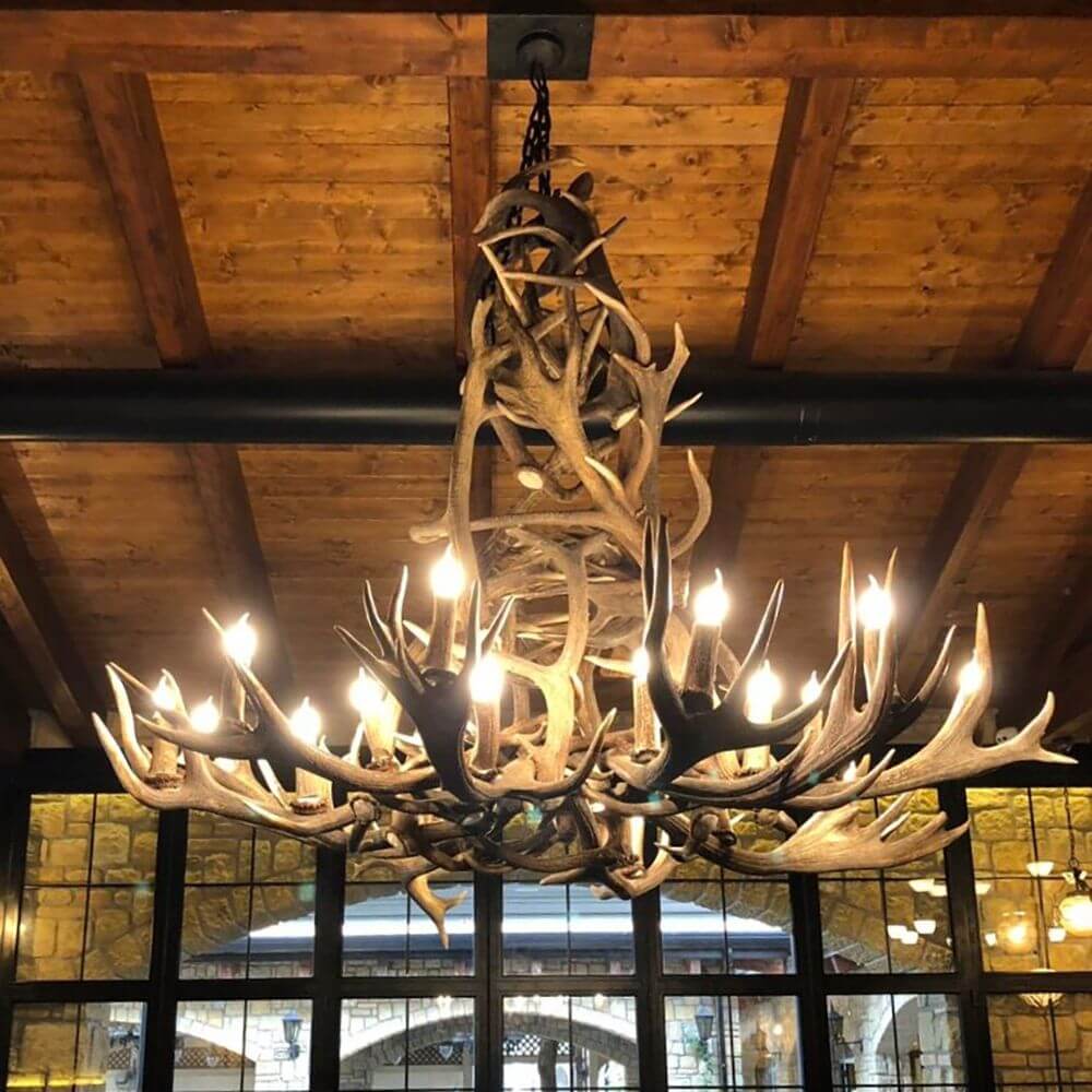 XXL Chalet Geweih Kronleuchter Ø 200cm mit antiken Geweih-Finish und 20 Kerzenhülsen für rustikalen Chic.