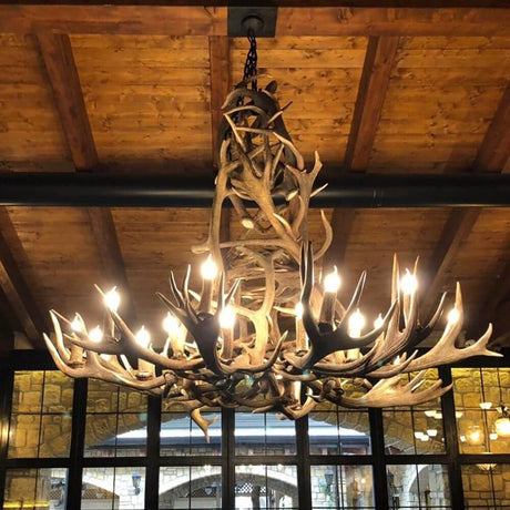 XXL Chalet Geweih Kronleuchter Ø 200cm mit antiken Geweih-Finish und 20 Kerzenhülsen für rustikalen Chic.