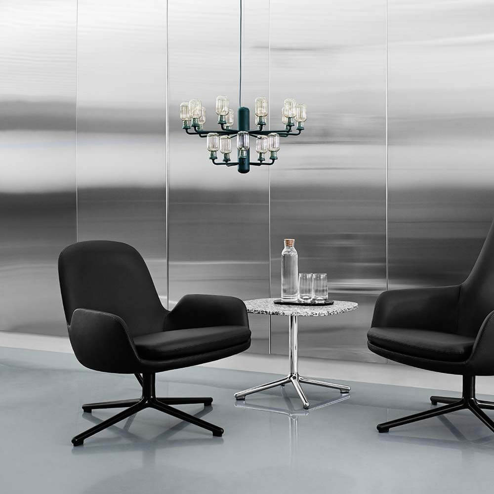 XXL Design Lüster Amp Ø85cm Gold, Grün im modernen Wohnraum mit schwarzen Sesseln und einem Tisch.