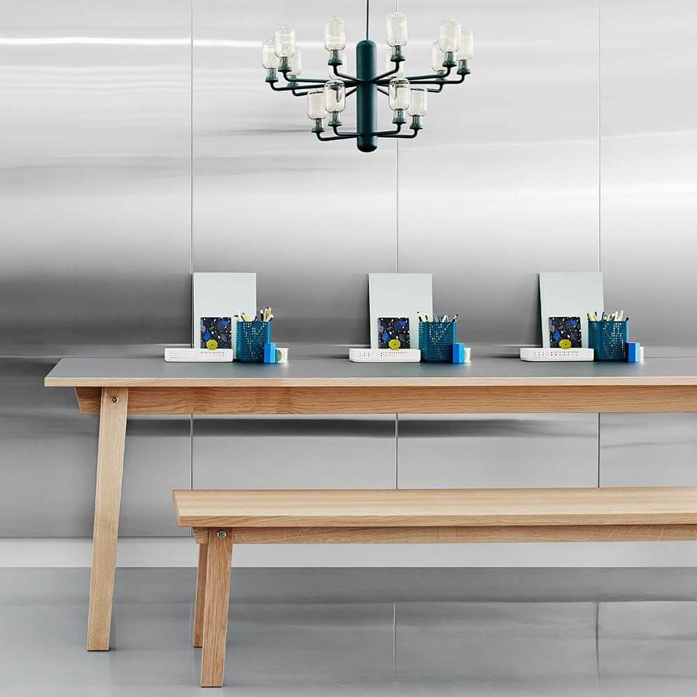 Exklusiver Kronleuchter Amp Ø85cm Weiß über einem modernen Holztisch in einem eleganten Raum.