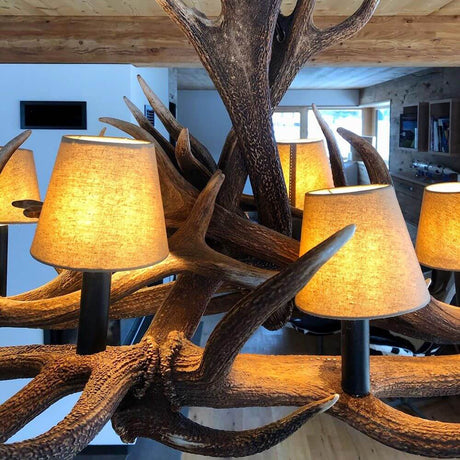 XXL Geweih Chalet Esstischlampe 160 x 90cm mit stilvollen Textilschirmen in einem modernen Chalet.