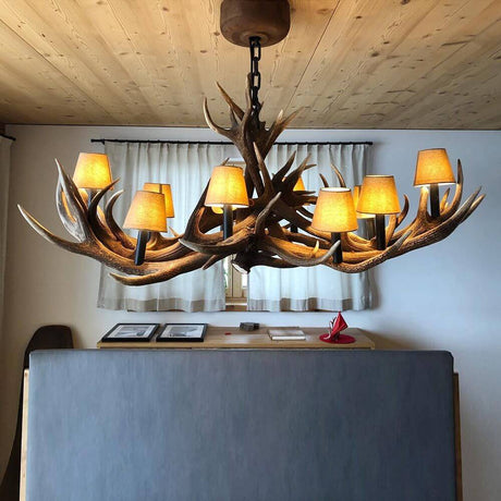 XXL Geweih Chalet Esstischlampe 160 x 90cm mit stilvollen Textilschirmen im Chalet-Interieur.
