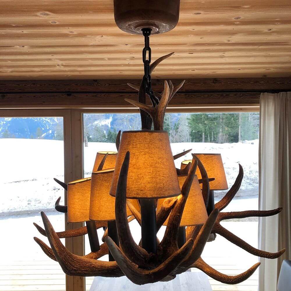 XXL Geweih Chalet Esstischlampe 160 x 90cm mit stilvollen Textilschirmen im Wohnzimmer