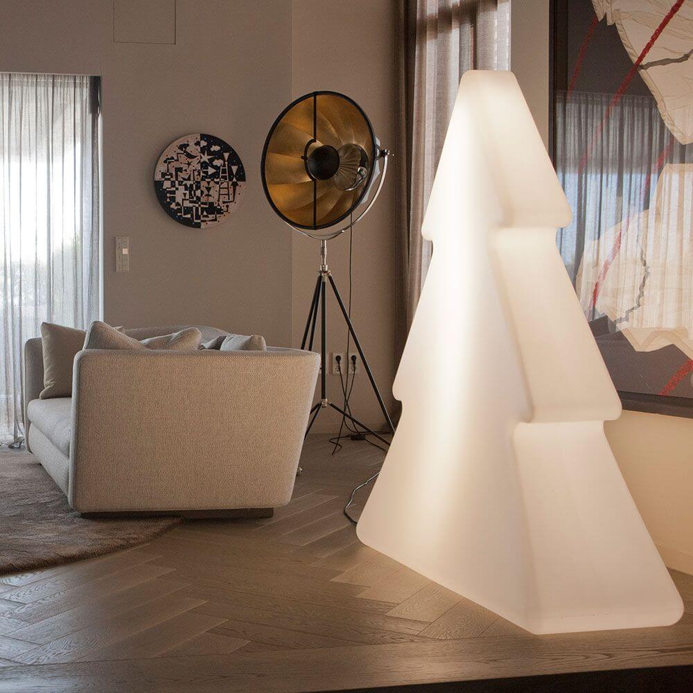 XXL LED Weihnachtsbaum Pinus 160cm IP65 im modernen Wohnbereich mit Designerlampe und Sofa.