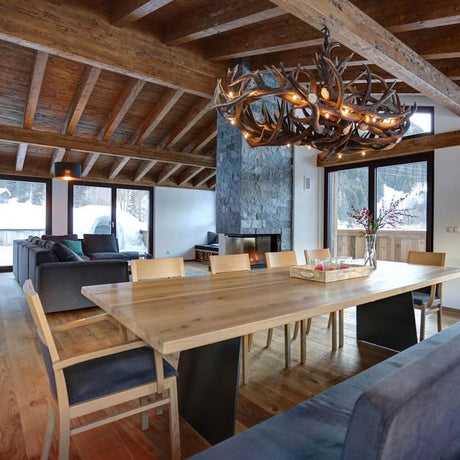 XXL Rothirsch LED Geweihlampe 160 x 90cm für Chalet in gemütlichem Essbereich