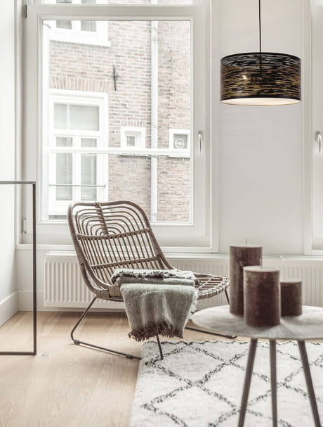 Zane Pendelleuchte Schwarz, Gold – moderne schwarze Deckenleuchte mit goldener Innenfläche im Wohnzimmer