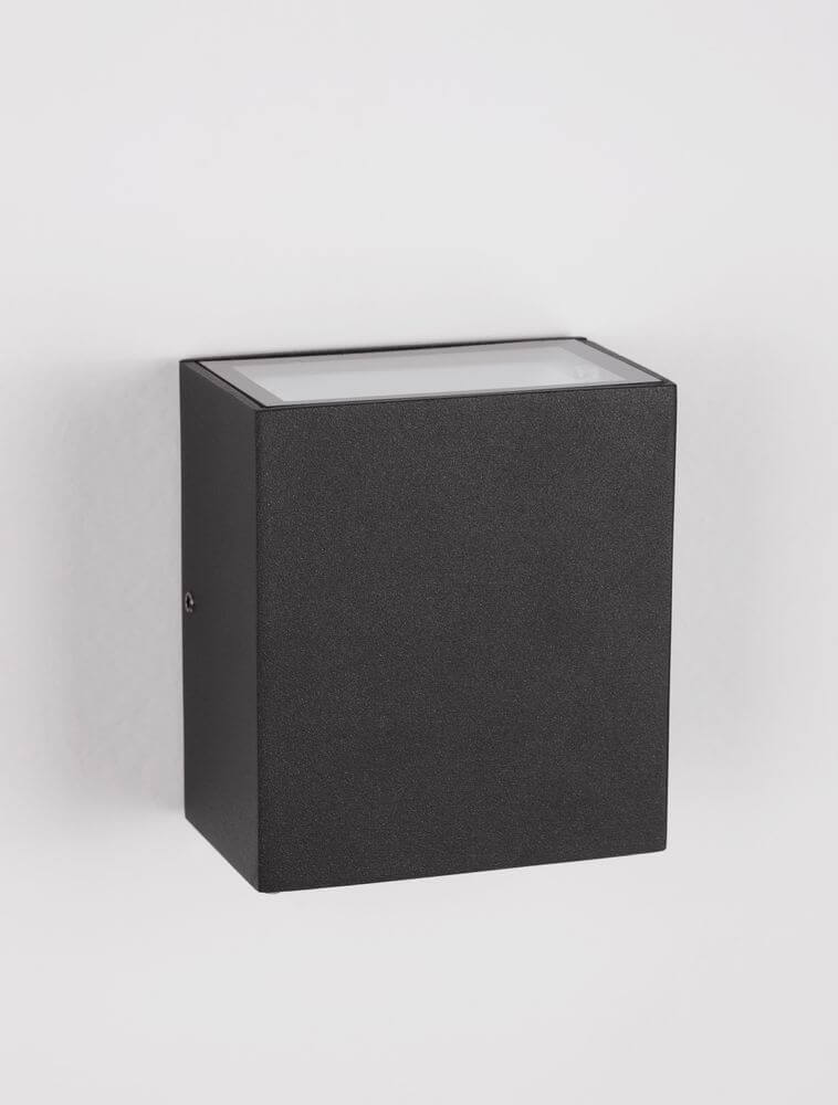 Zaro LED Außenwandleuchte 3000K Anthrazit IP65 in minimalistischem Design aus Aluminium an Wand montiert.