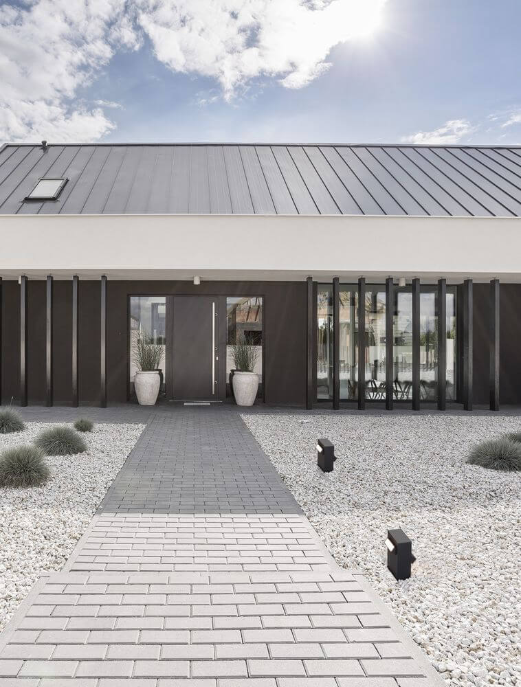 Moderne Eingangssituation mit gepflastertem Weg und zwei Zorro LED Außenwegeleuchten in Schwarz.