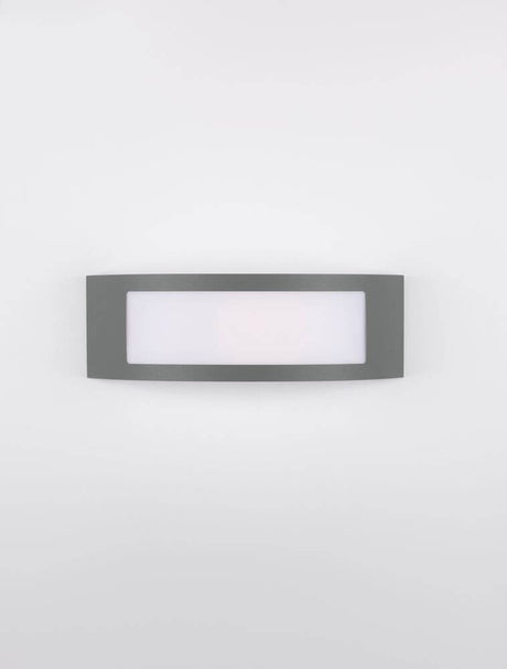 Applique extérieure Zenith E27 rectangulaire Cover sans motif gris foncé IP44 sur un mur gris.