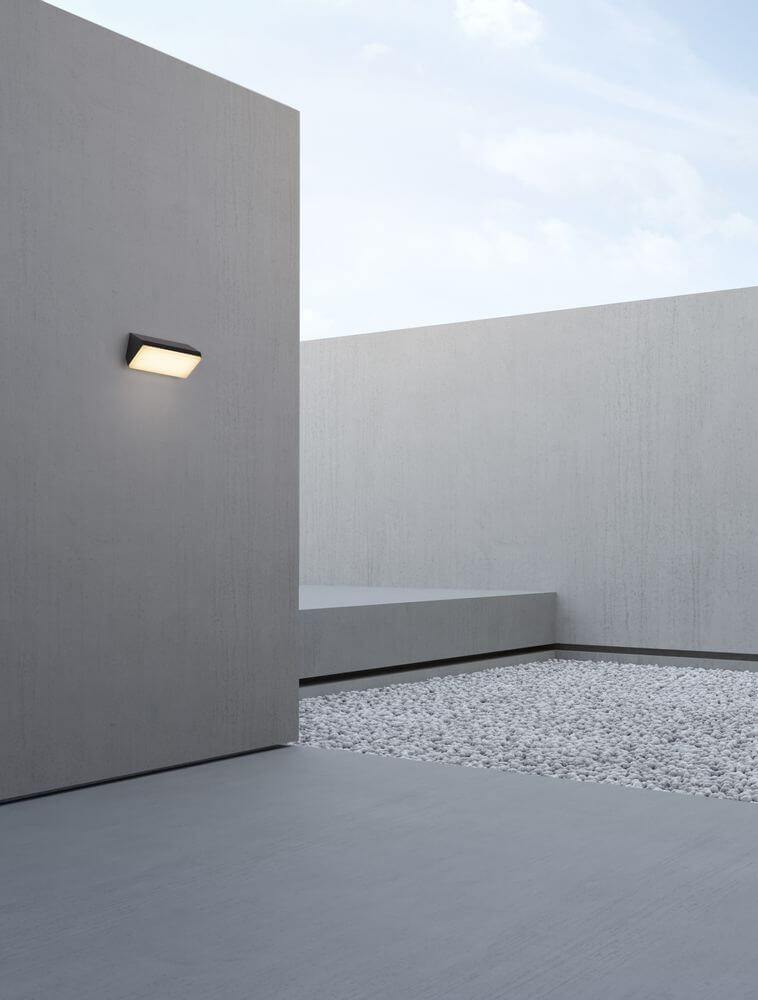 Zenon LED Außenwandleuchte 3000K Anthrazit IP65 an moderner Wand im Außenbereich.
