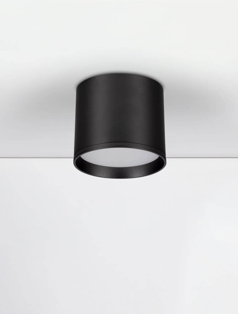 Ziaza LED Deckenleuchte Ø 10cm 3000K in elegantem, schwarzem Design an der Decke installiert.