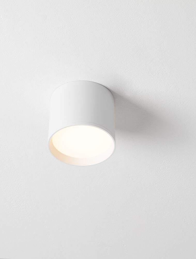 Ziaza LED Deckenleuchte Ø 10cm 3000K an der Decke montiert, modernes Design in Weiß.