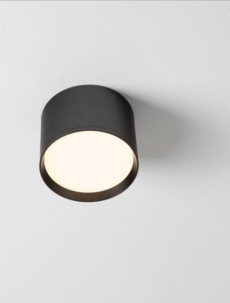 Ziaza LED Deckenleuchte Ø 12cm 3000K – schwarze runde Aufsatzleuchte an weißer Decke, warmweißes Licht