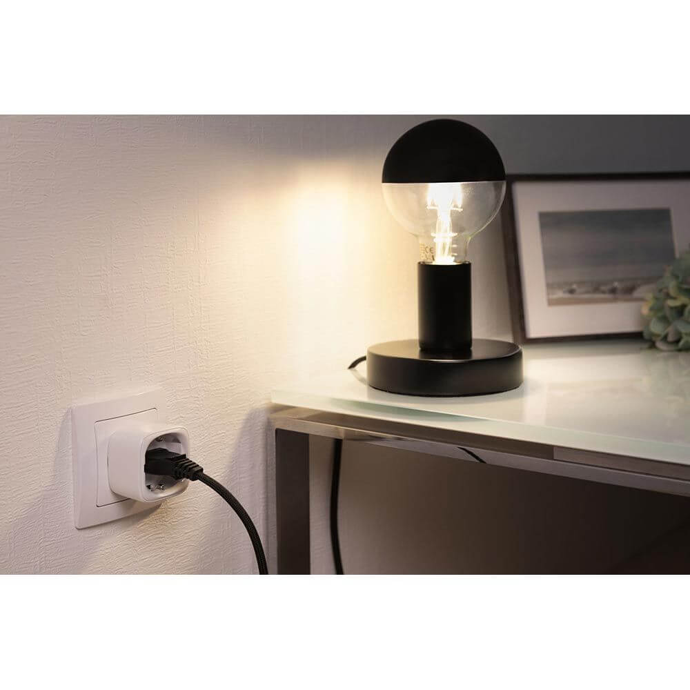 Zwischenstecker Smart Home Zigbee mit Stehlampe in kompakter Form für Smart-Home-Steuerung.