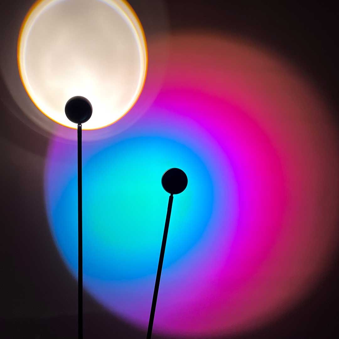 Künstlerische Lichtspiel-Effekte mit farbigen Hintergründen in Blau und Pink.
