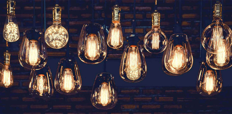 Hängende Glühbirnen mit warmem Licht, ideal für stilvolle Innenräume und Beleuchtungsideen.