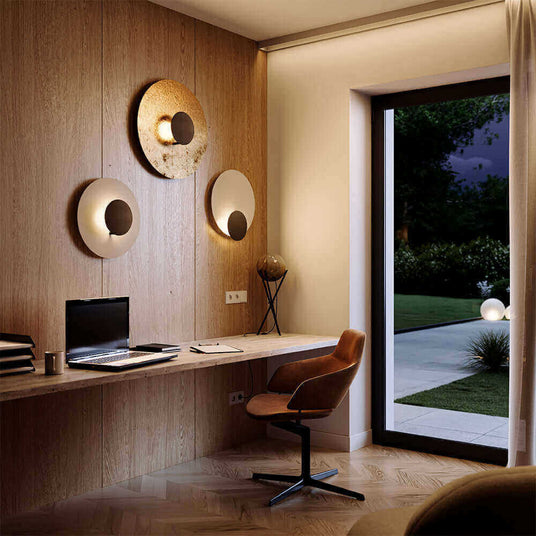 Modernes Home-Office mit minimalistischem Schreibtisch, eleganten Wandlampen und großem Fenster zur Gartenansicht.