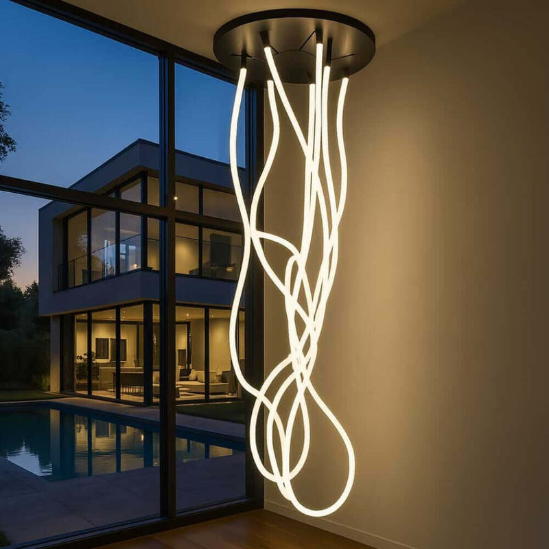 Moderne, kreative Deckenlampe mit leuchtenden Kabeln in einem stilvollen Haus bei Sonnenuntergang.