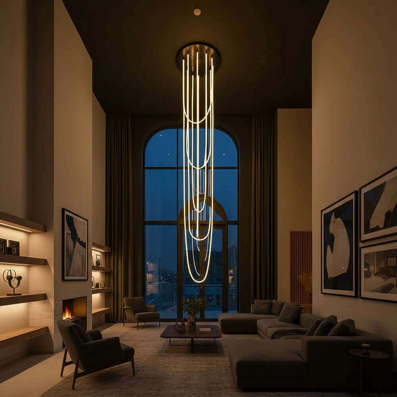 Moderne Wohnzimmer mit eleganter LED-Deckenlampe und gemütlicher Einrichtung bei Nacht.