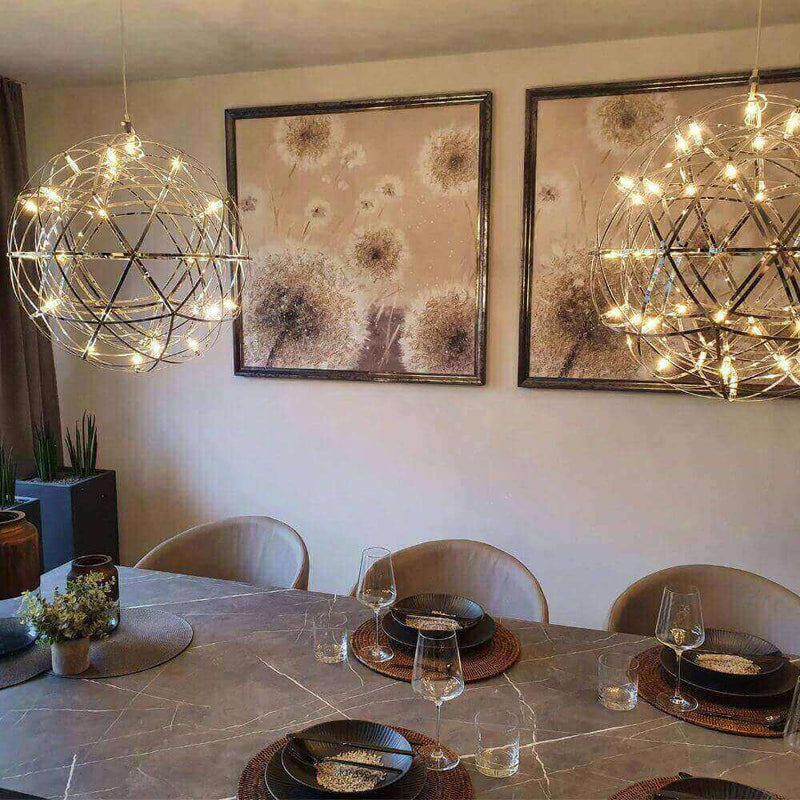 Eleganter Essbereich mit modernen Pendelleuchten und stilvoller Tischdekoration in sanften Farben.