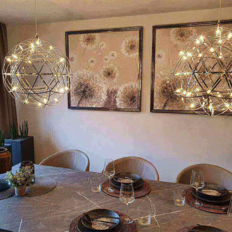 Eleganter Essbereich mit modernen Pendelleuchten und stilvoller Tischdekoration in sanften Farben.