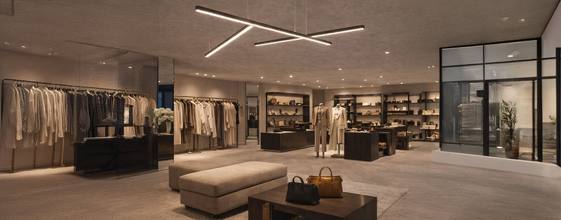 Moderne Boutique mit eleganten Kleidungsstücken und stilvollem Interieur, ideal für Fashion-Liebhaber.