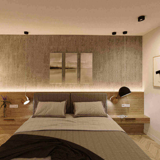 Modernes Schlafzimmer mit Holzdekor, schlichten Lampen und Kunstwerken an der Wand.