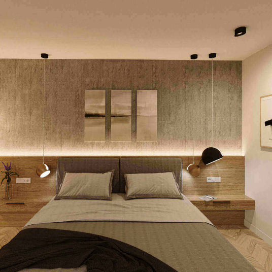 Modernes Schlafzimmer mit Holzdekor, schlichten Lampen und Kunstwerken an der Wand.