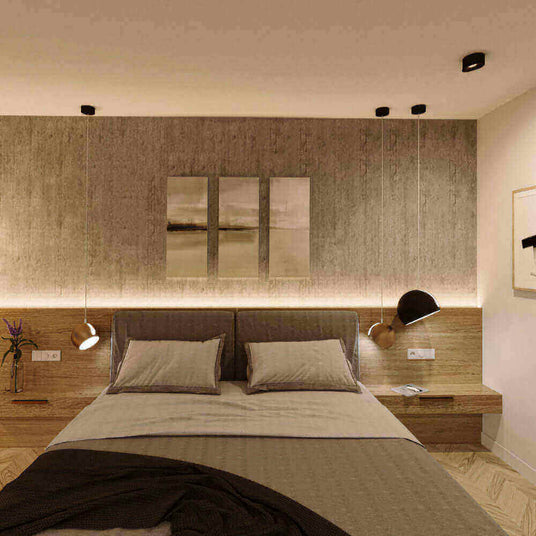Modernes Schlafzimmer mit Holzdekor, schlichten Lampen und Kunstwerken an der Wand.