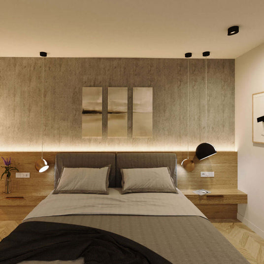 Modernes Schlafzimmer mit Holzdekor, schlichten Lampen und Kunstwerken an der Wand.