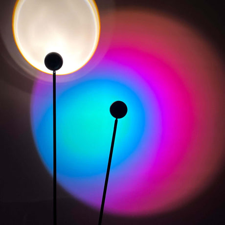 Zwei Lampen mit bunten Lichtern im Hintergrund, die ein faszinierendes Farbenspiel erzeugen.