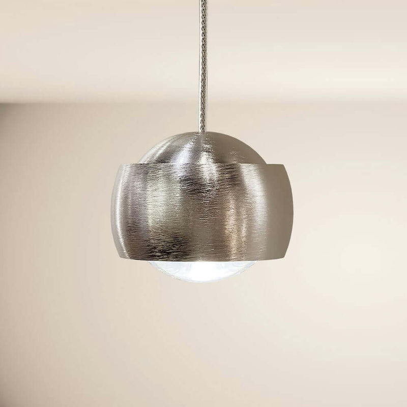 Moderne, metallische Pendelleuchte in schimmerndem Silber, ideal für stilvolle Innenräume.