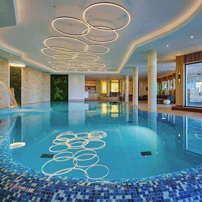 Moderner Innenpool mit runden Leuchten, harmonischer Atmosphäre und elegantem Design.