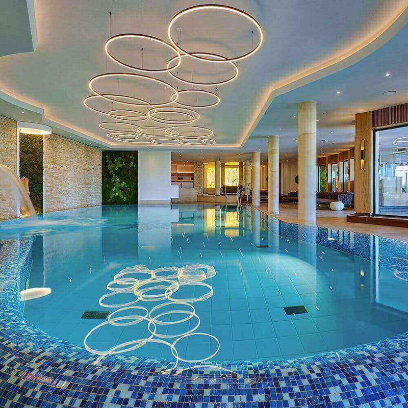 Moderner Innenpool mit runden Leuchten, harmonischer Atmosphäre und elegantem Design.